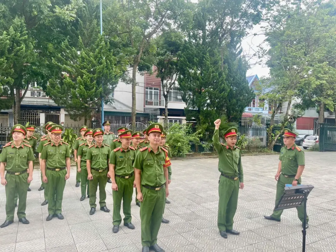 CBCS Công an phường Tân Phong thực hành nghi lễ Chào cờ.