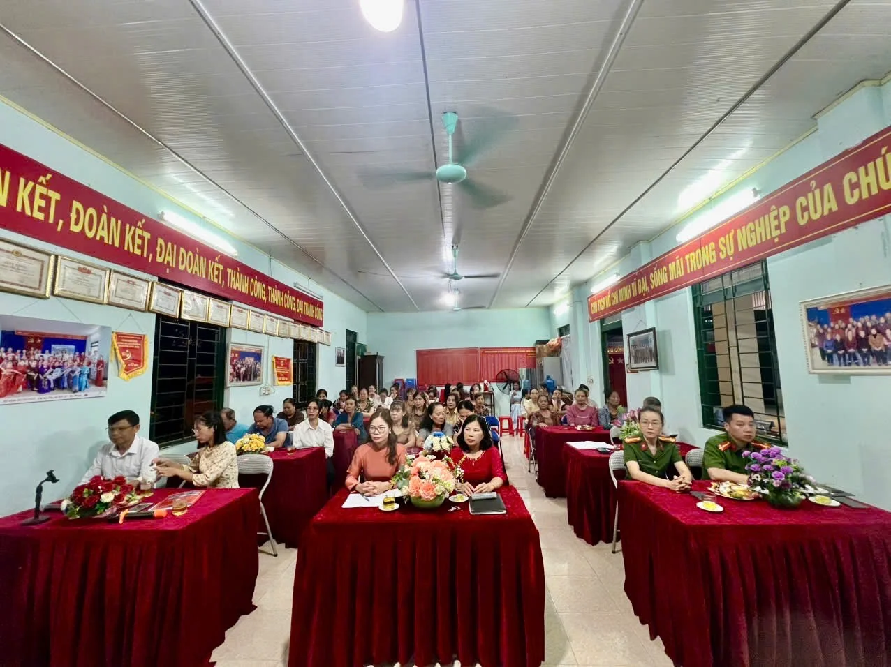 Cán bộ Công an phường Tân Phong tuyên truyền tại Hội nghị