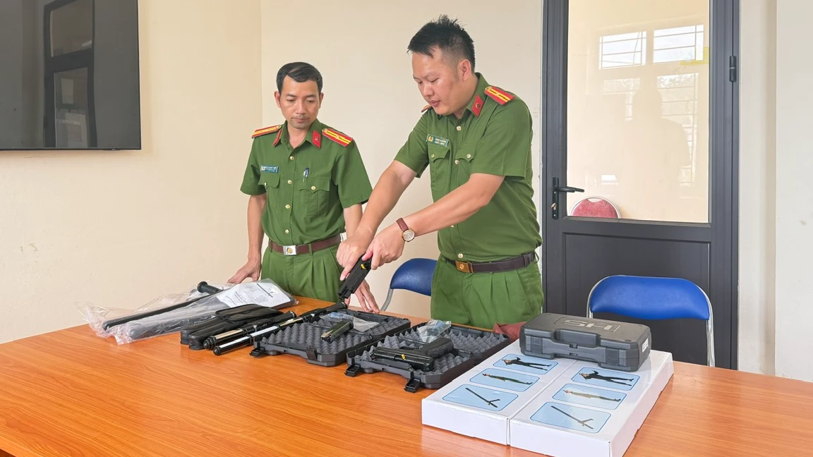 Lãnh đạo Công an xã kiểm tra công tác bảo dưỡng vũ khí, công cụ hỗ trợ