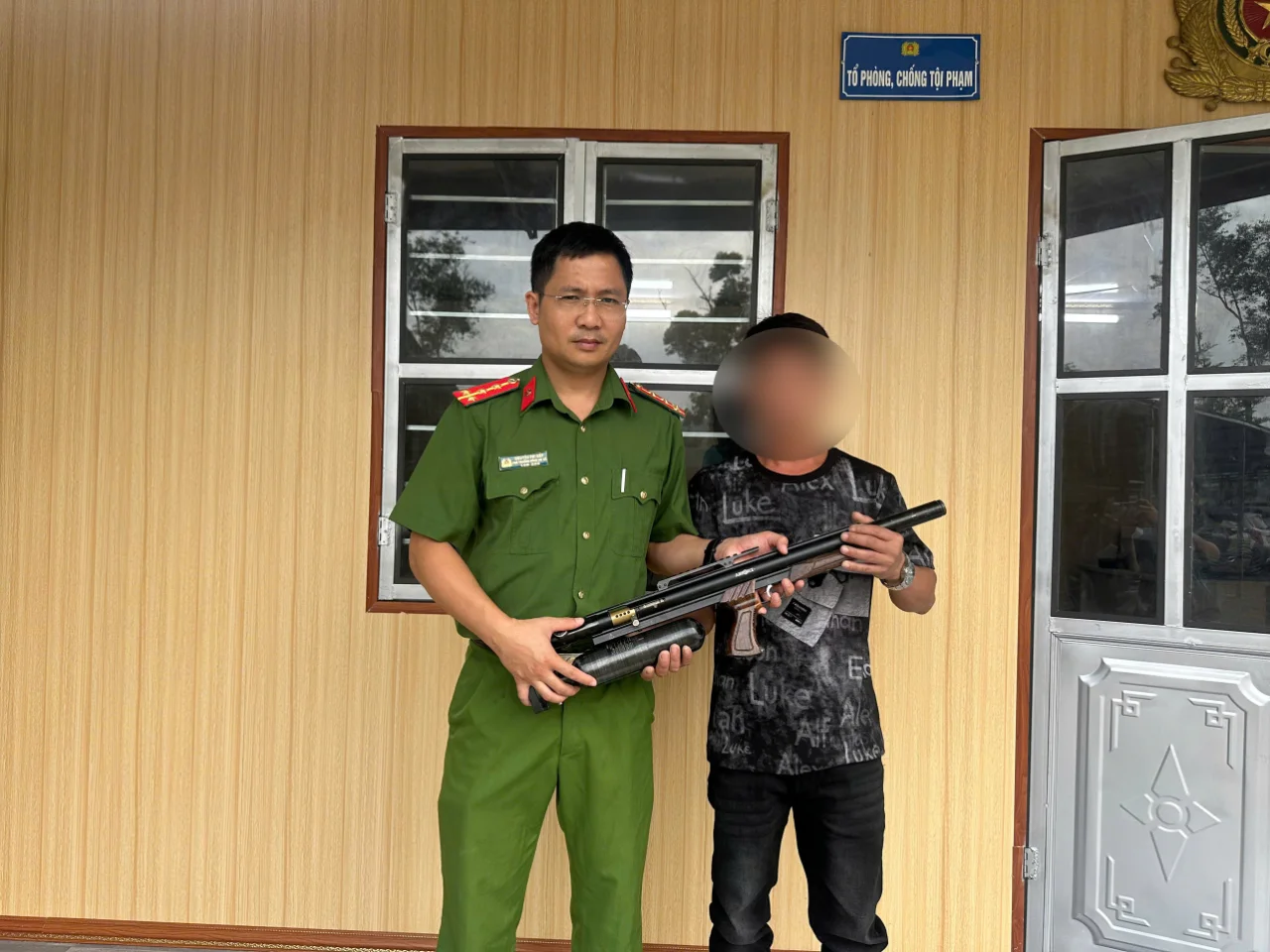 Anh Lò Văn S. tự nguyện giao nộp súng hơi cho Công an xã