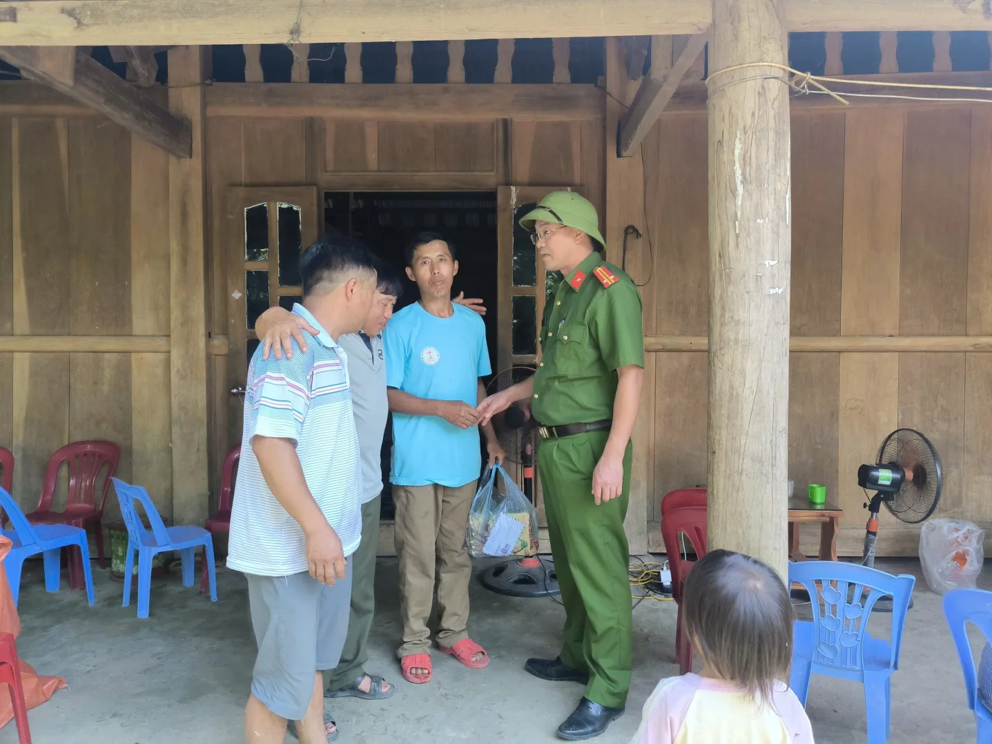 (Thăm hỏi, động viên thân nhân người có công và tuyên truyền về chương trình thu nhận mẫu AND)