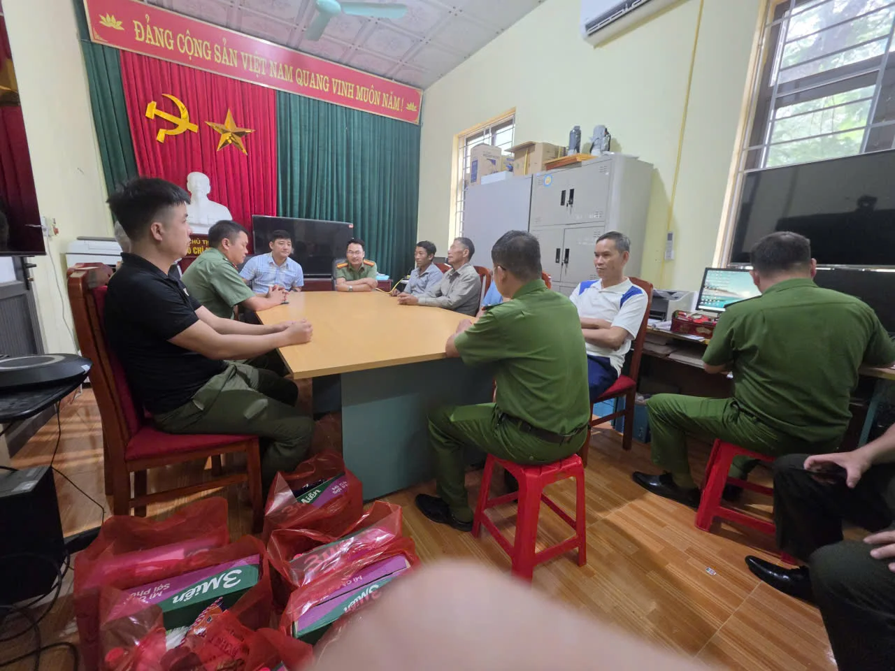 Lãnh đạo UBND xã cùng đại diện Phòng PA02, Công an xã thăm hỏi, động viên người có uy tín tại địa bàn
