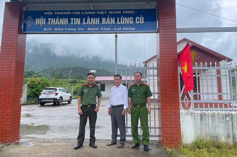 Công an xã Nậm Tăm tuyên truyền, vận động các điểm nhóm trên địa bàn Treo cờ Tổ quốc