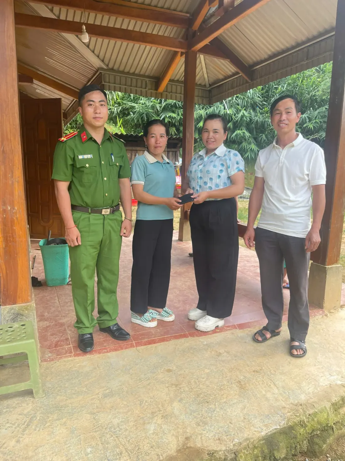 Công an xã Hồng Thu kịp thời hỗ trợ người dân nhận lại tài sản bị đánh rơi