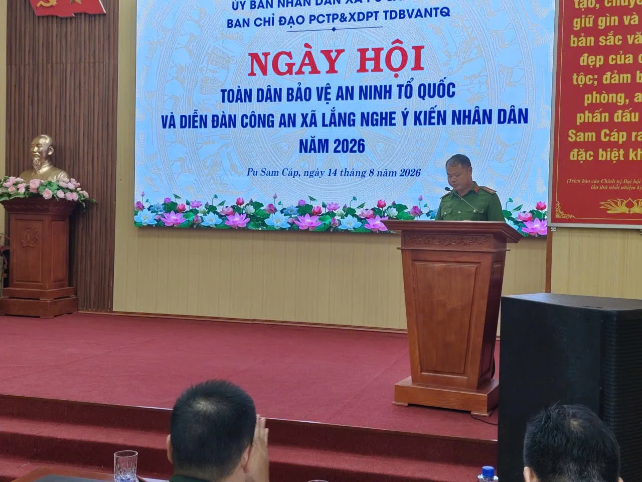 Ảnh: Cán bộ chiến sĩ tham điều hành chương trình Ngày hội
