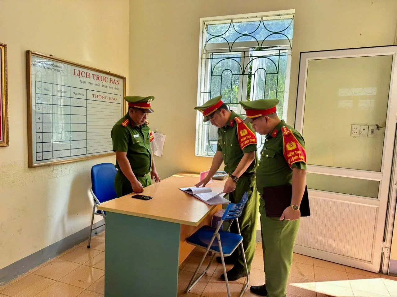 Tổ Điều lệnh bán chuyên trách Công an phường Tân Phong kiểm tra công tác trực ban hình sự, việc ghi chép sổ trực ban đơn vị.