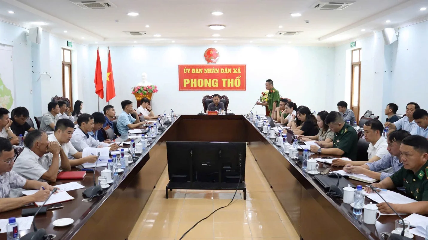 Đồng chí Trung tá Đào Công Hùng – Trưởng Công an xã phát biểu ý kiến tại phiên họp.