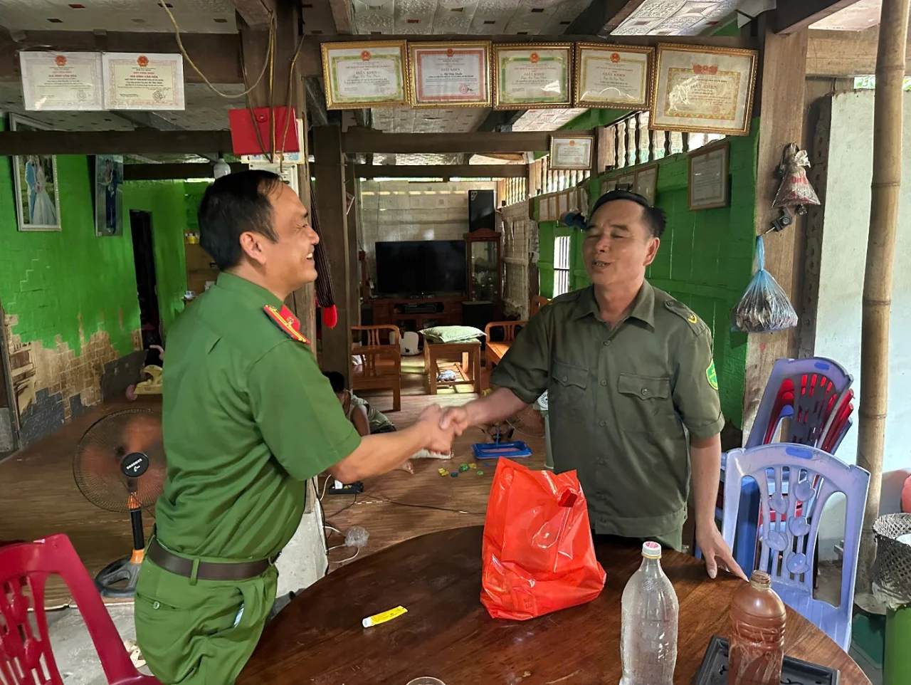Ảnh: Lãnh đạo Công an xã thăm hỏi gia đình thành viên Tổ bảo vệ an ninh, trật tự ở cơ sở