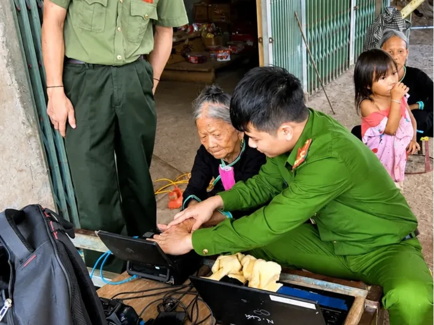 Công an xã Nậm Cuổi hỗ trợ cấp căn cước tại nhà cho người cao tuổi, đi lại khó khăn