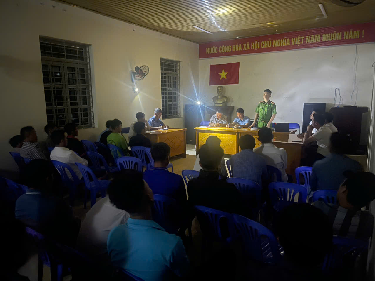 Cán bộ Công an xã trực tiếp vạch trần các chiêu trò phổ biến hiện nay và cung cấp quy trình đăng ký tạm vắng, kỹ năng giữ liên lạc khi đi làm xa và các biện pháp xử lý tình huống khẩn cấp