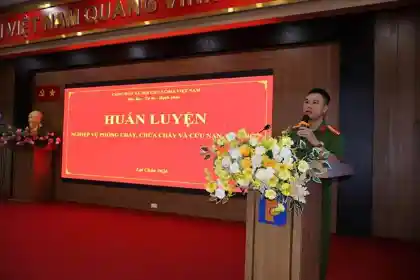 Cán bộ Phòng Cảnh sát PCCC và CNCH phổ biến kiến thức về phòng cháy, chữa cháy cho học viên