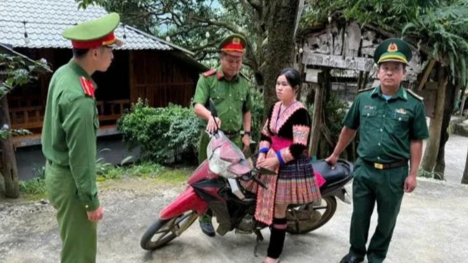 Nhắc nhở người dân tham gia giao thông chấp hành luật giao thông đường bộ