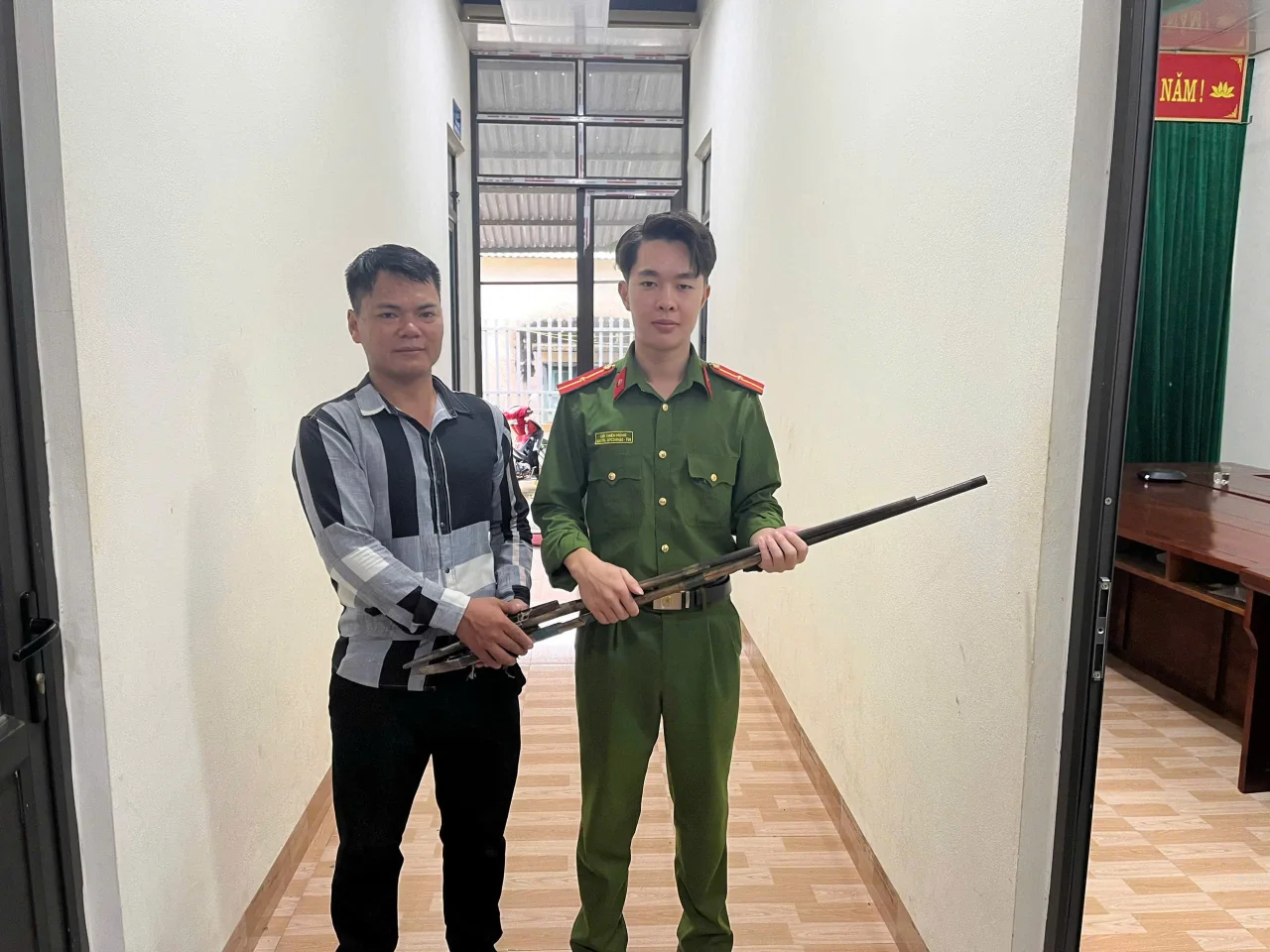 Nhân dân tự nguyện giao nộp 02 khẩu súng kíp tại Trụ sở Công an xã Lê Lợi (Bản Chiềng Chăn)