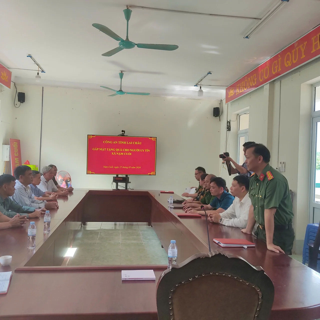 Lãnh đạo Phòng PA02-Công an tỉnh phát biểu, chia sẻ tại buổi lễ gặp mặt tặng quà cho người uy tín tại địa bàn xã Nậm Cuổi