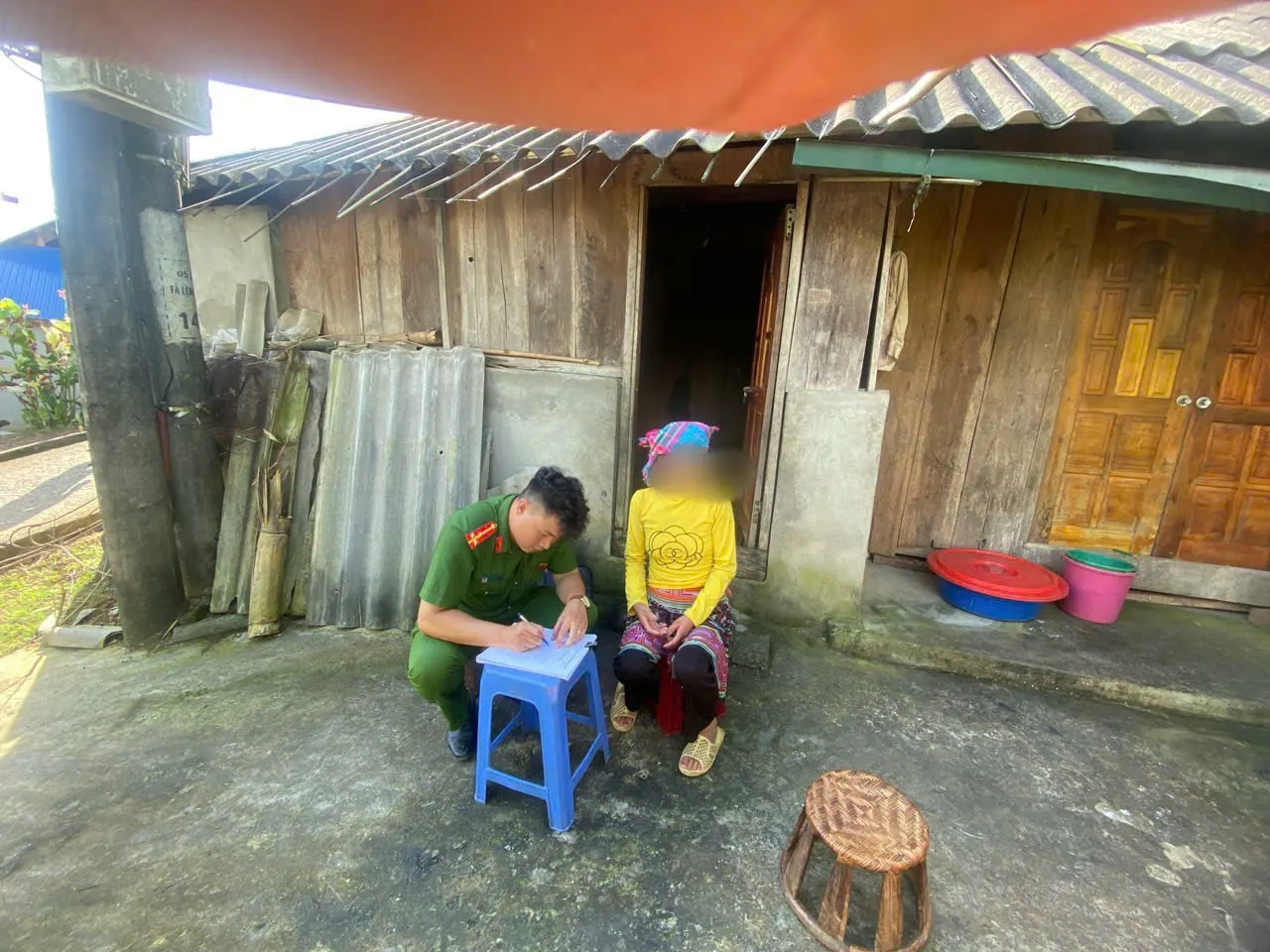 Lực lượng Công an xã Tả Lèng tiến hành test nhanh ma túy đối với đối tượng thuộc diện quản lý