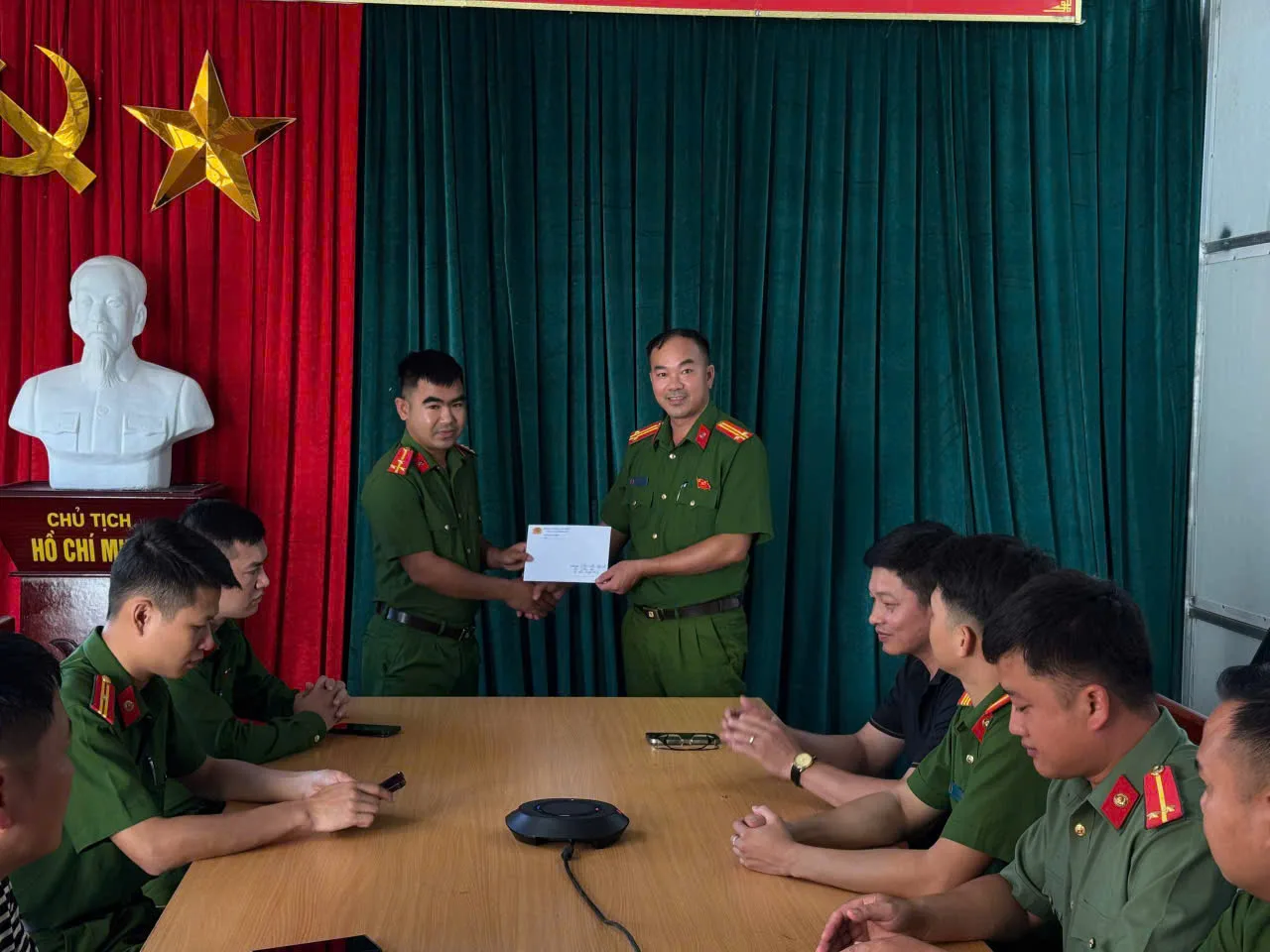 (Đồng chí Trung tá Lò Văn Trái – Trưởng Công an xã trao quà ủng hộ cho đồng chí Lò Văn An là CBCS có thân nhân bị ảnh hưởng do trận lũ quét xảy ra ngày 17/7/2026 tại xã Mường Than)