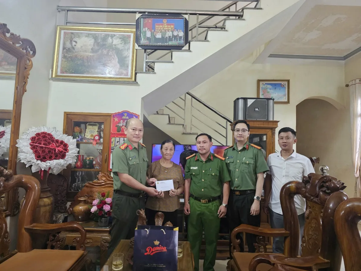 Thừa ủy quyền của Ban Giám đốc Công an tỉnh, Lãnh đạo Phòng Tổ chức cán bộ trao quà cho 02 Thương binh Lý Phùy Chóng và Thương binh Nguyễn Vĩnh Thành hiện đang công tác trong Công an tỉnh Lai Châu
