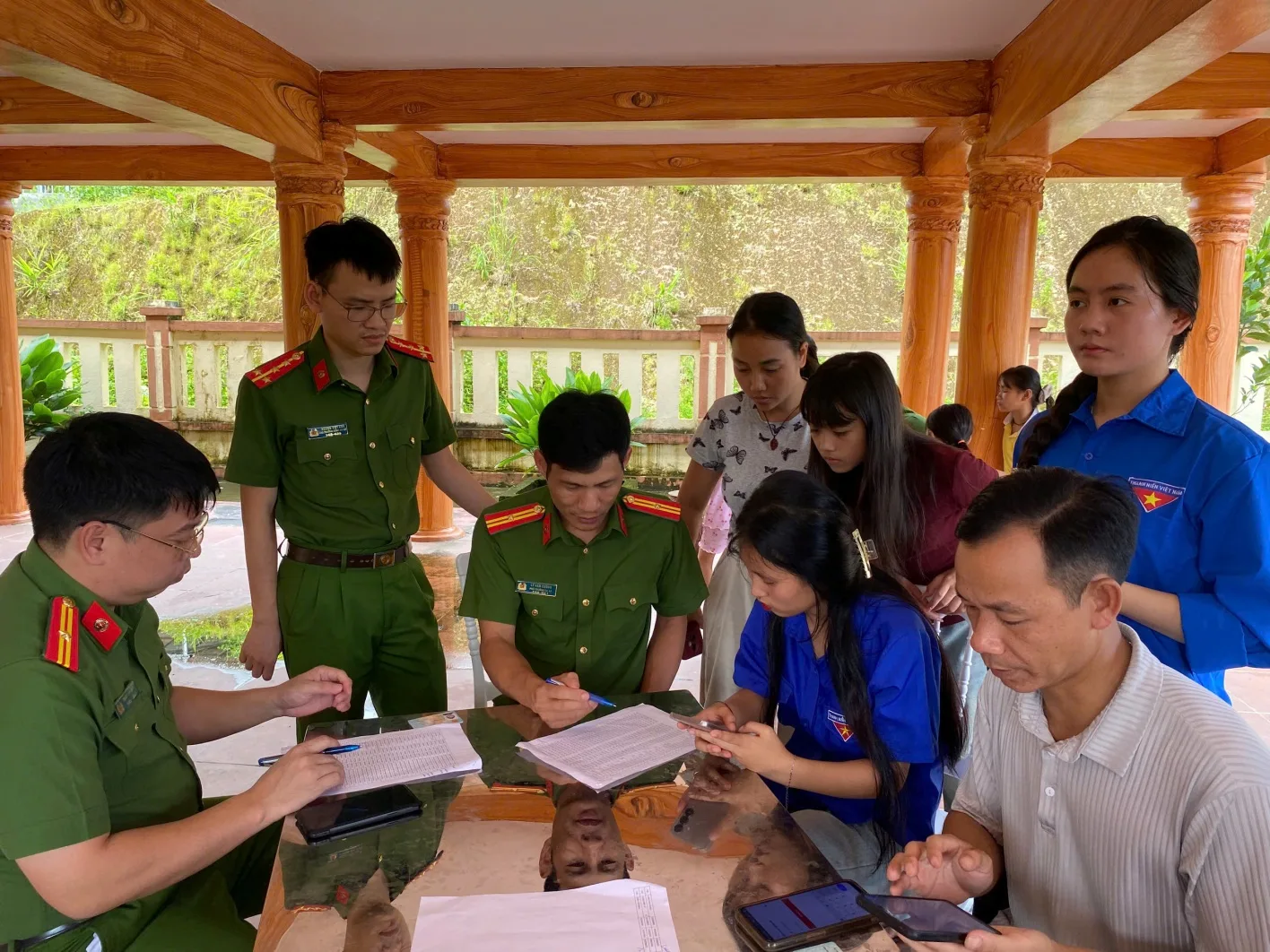 Công an xã Nậm Hàng phối hợp với đoàn thanh niên xã hướng dẫn, kích hoạt tài khoản định danh điện tử VneID cho nhân dân