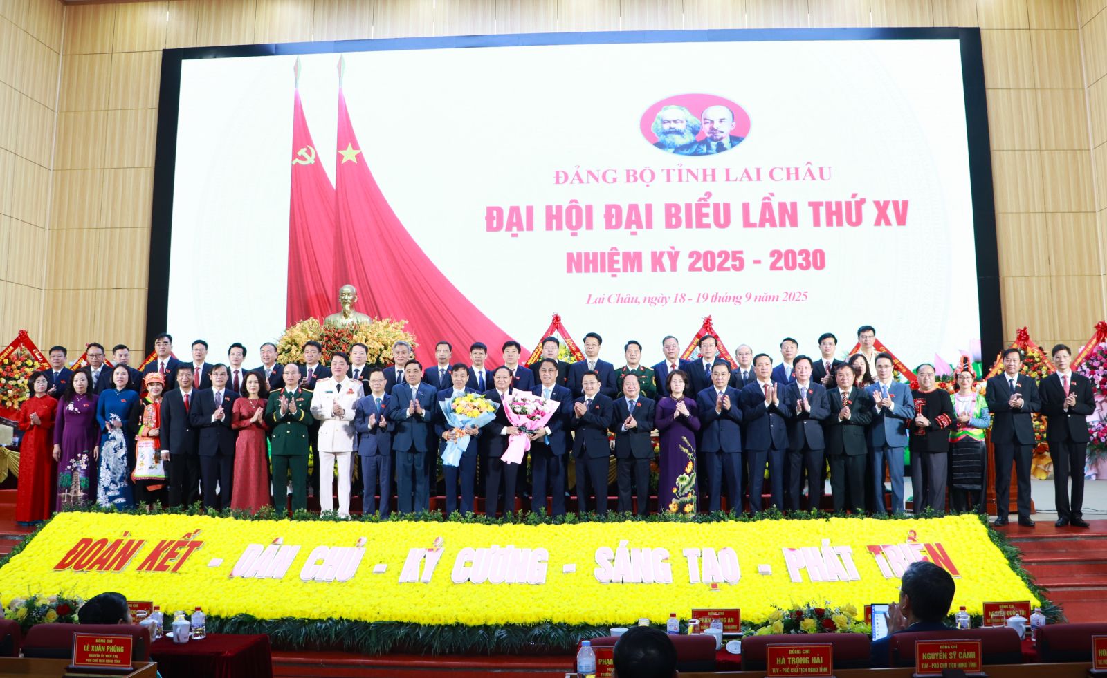 Ban Chấp hành khóa mới ra mắt tại Đại hội và nhận hoa chúc mừng.