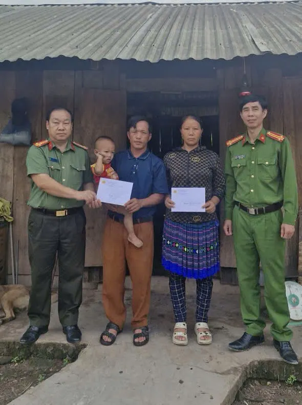 Công an xã động viên, hỏi thăm gia đình ông Quý