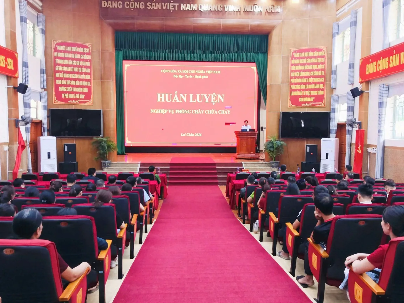 Quang cảnh lớp tập huấn nghiệp vụ phòng cháy, chữa cháy và cứu nạn, cứu hộ tại xã Than Uyên.