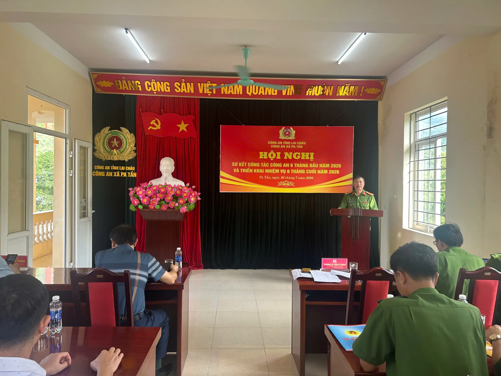 Đồng chí Thượng tá Tẩn A Chản, trưởng Công an xã phát biểu khai mạc hội nghị
