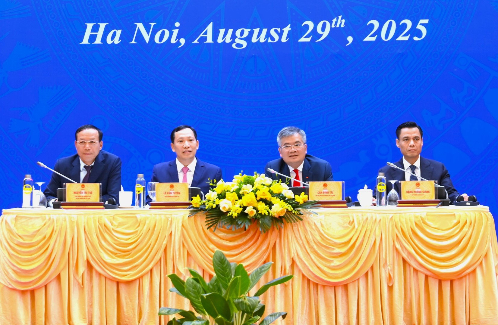 Các đồng chí lãnh đạo chủ trì buổi họp báo.
