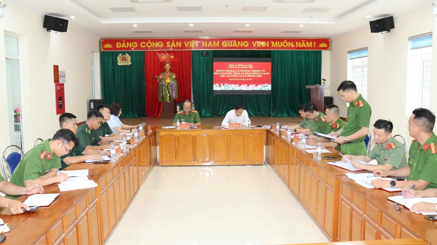 Toàn cảnh buổi làm việc của Đoàn công tác Công an tỉnh tại Công an xã Phong Thổ