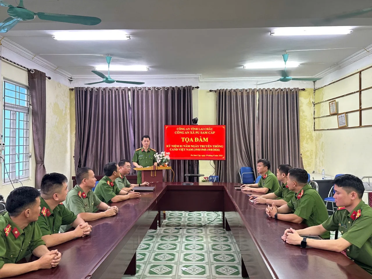 Ảnh: Lãnh đạo Công an xã ôn lại truyền thống 81 năm lực lượng Công an nhân dân (19/8/1945 - 19/8/2026)
