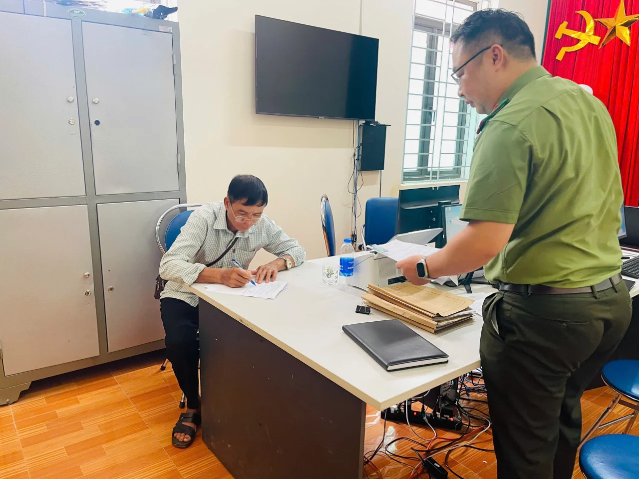 Công an xã Nậm Cuổi kịp thời ngăn chặn công dân chuyển tiền cho đối tượng lừa đảo.