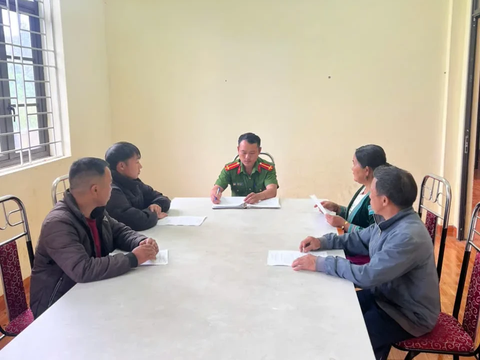 Ảnh lực lượng Công an xã triệu tập, giáo dục các đối tượng đang chấp hành án tại cộng đồng