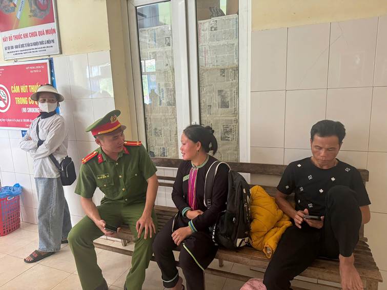 Cán bộ Công an xã tuyên truyền, giải thích cho người dân về các tiện ích
