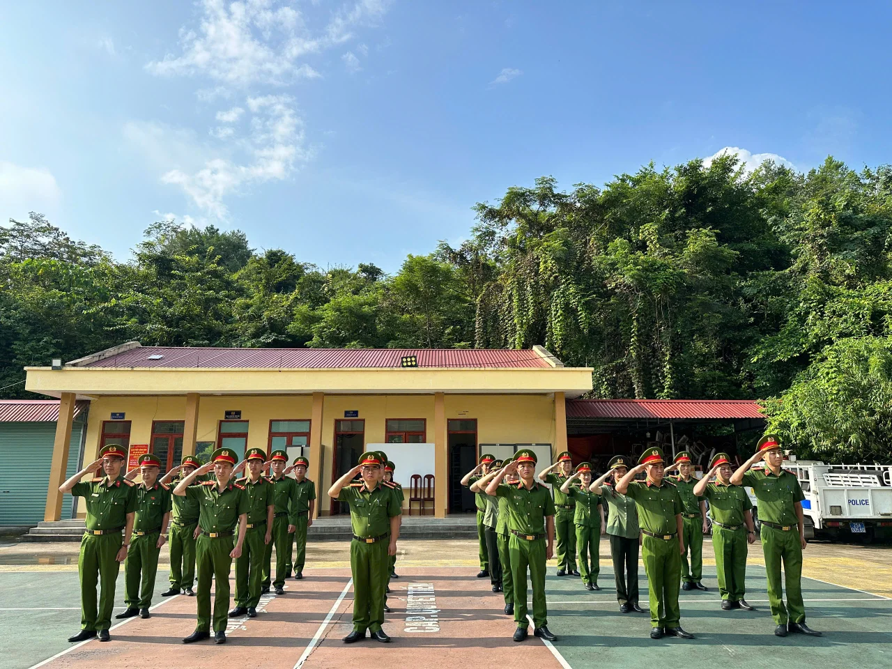 Cán bộ chiến sĩ Công an phường tham gia tập huấn điều lệnh, quân sự, võ thuật năm 2026.