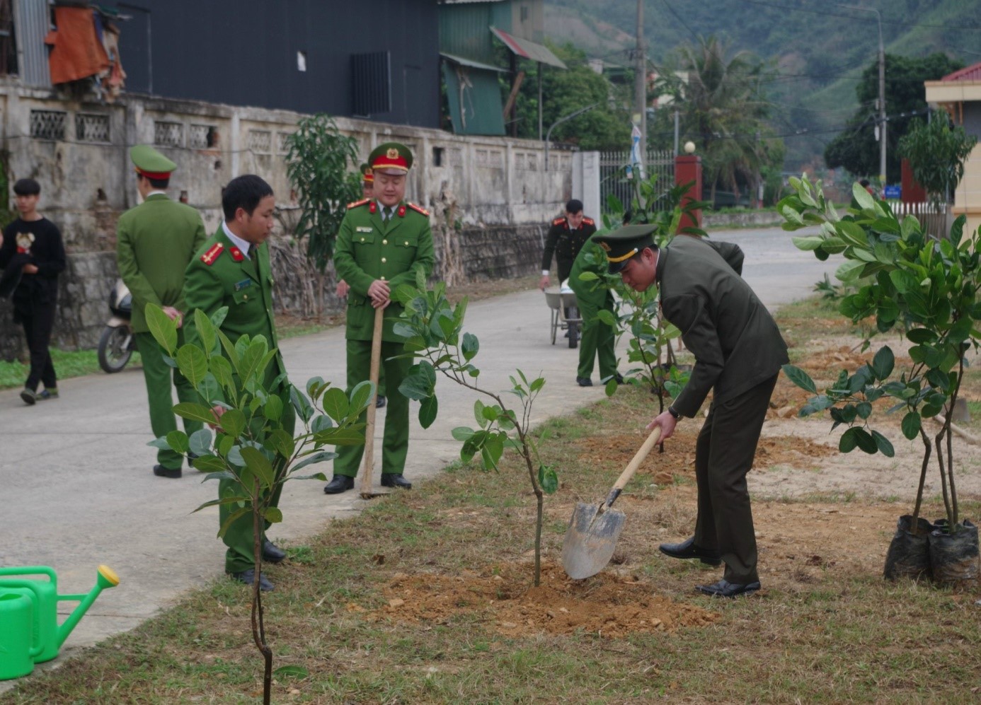 Lực lượng Công an huyện Mường Tè hưởng ứng Tết trồng cây Xuân Quý Mão năm 2023
