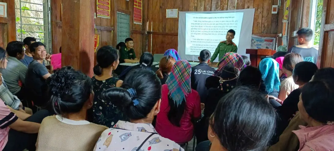 Cán bộ chiến sĩ lực lượng An ninh đối ngoại tuyên truyền nội dung 03 văn kiện pháp lý cho bà con nhân dân.