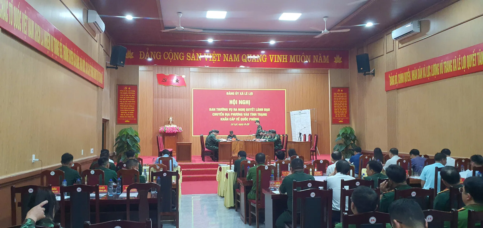 Công an xã Lê Lợi bảo vệ vong trong khu vực diễn ra Hội nghị