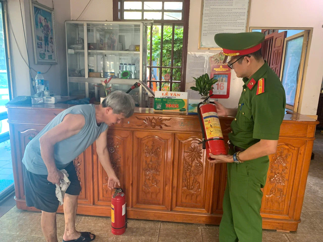 Tổ công tác Công an phường kiểm tra, hướng dẫn các cơ sở kinh doanh lưu trú trên địa bàn.