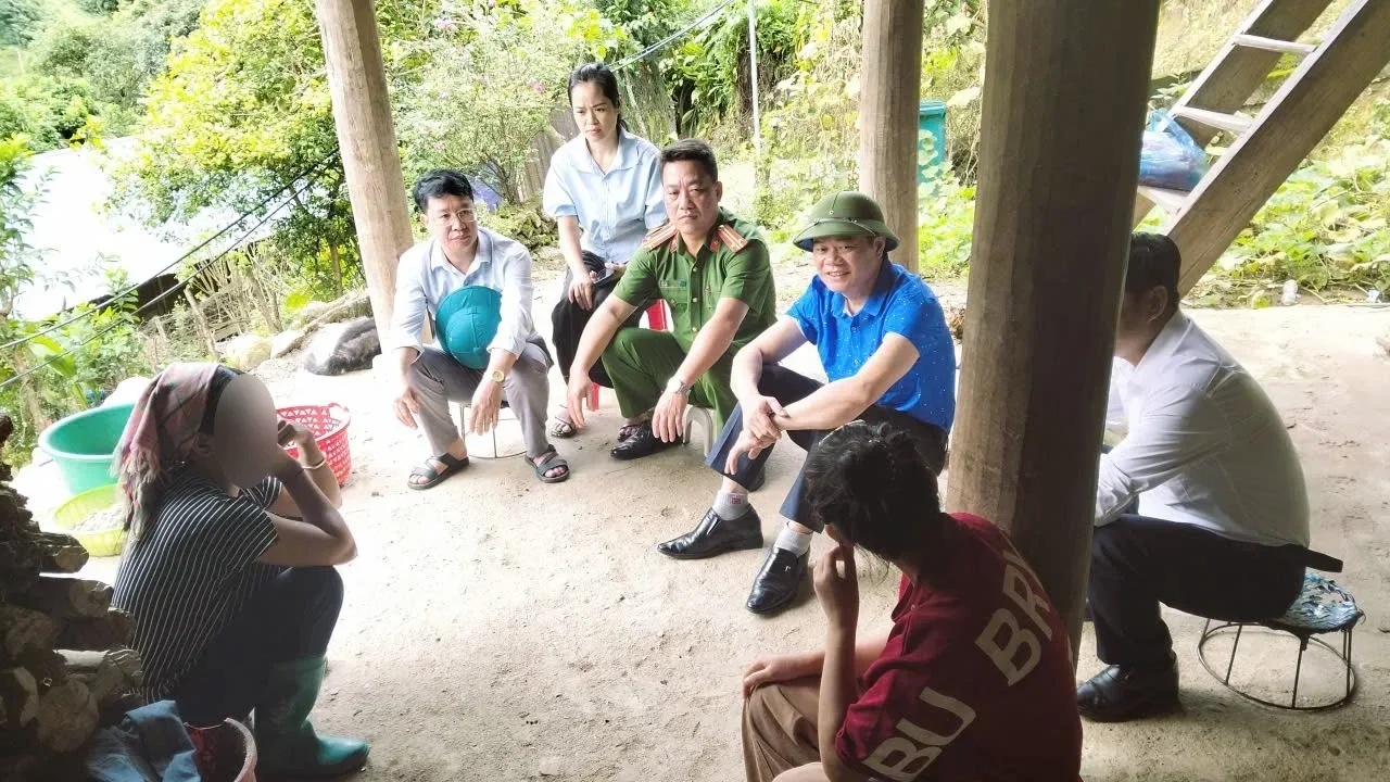 Đồng chí Lầu A Tình cùng đoàn công tác tuyên truyền tại nhà anh Lò A Cở