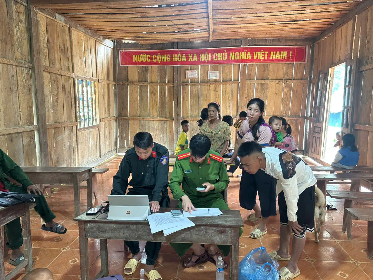Hình ảnh CBCS kích hoạt định danh điện tử mức 2 (VNeID) tại Bản Pa Ủ