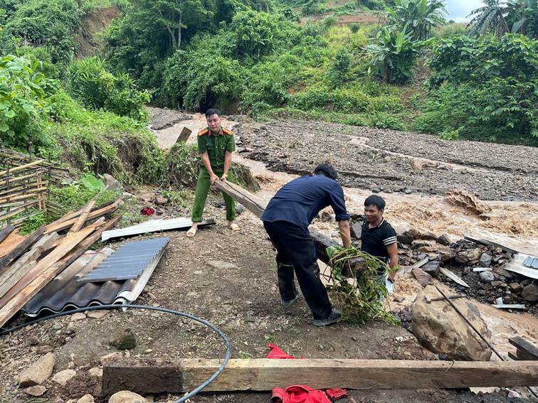 Đồng chí Thượng tá Chẻo Minh Sơn – Trưởng Công an xã hỗ trợ người dân