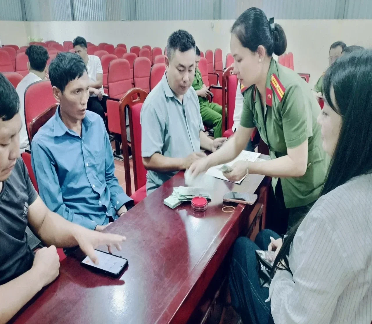 Đ/c Thiếu tá Phạm Thị Minh Huệ - Phó Trưởng phòng Hậu cần phối hợp với Trung tâm quỹ đất thanh toán số tiền được đền bù, giải phóng mặt bằng cho các hộ dân