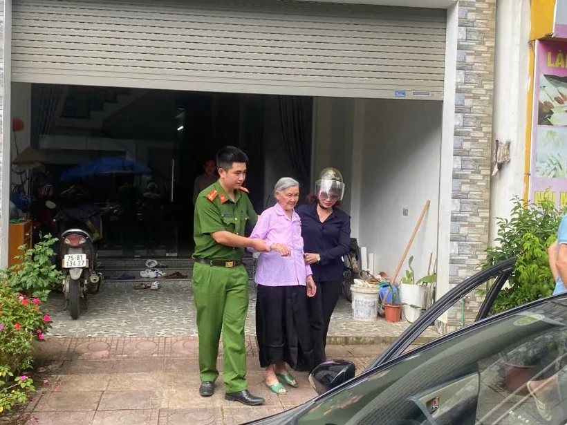 CBCS Công an phường Đoàn Kết đón thân nhân liệt sĩ lấy mẫu ADN