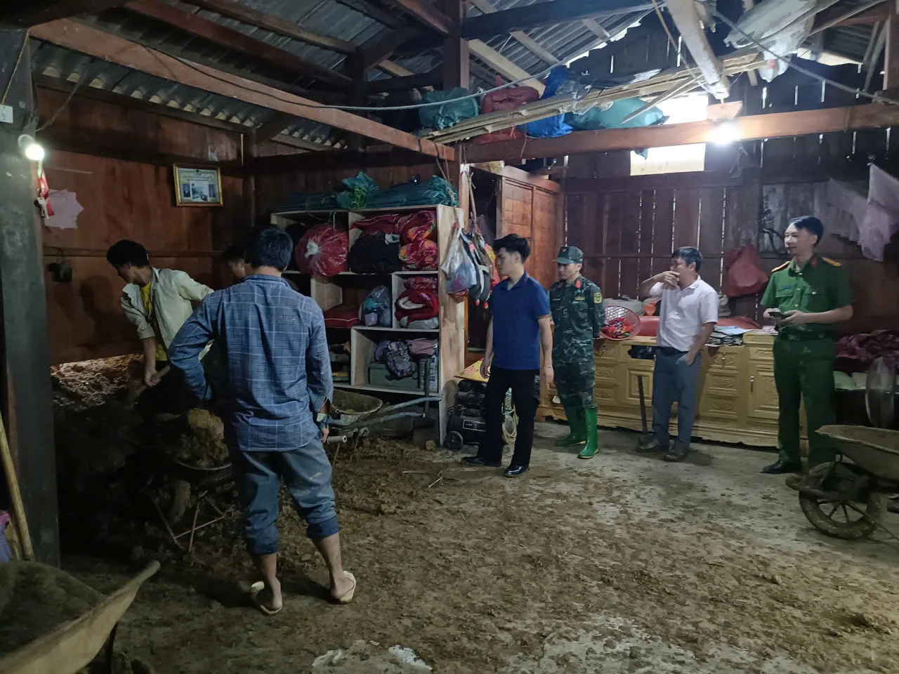 Hình ảnh tường bị đổ vỡ tại nhà ông Lý Phủ Tờ
