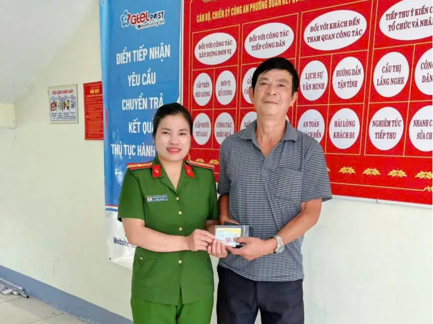 Công an phường Đoàn Kết trao trả tài sản cho công dân