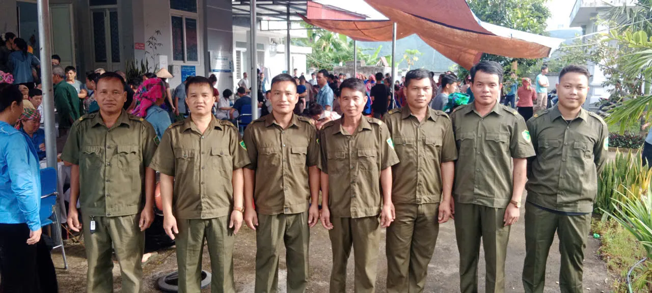 Ảnh: Lực lượng tham gia bảo vệ ANTT ở cơ sở hỗ trợ nhân dân trong khám sức khỏe
