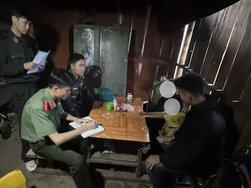 Hình ảnh lực lượng Công an tham gia tìm kiếm và bàn giao 2 cháu cho gia đình