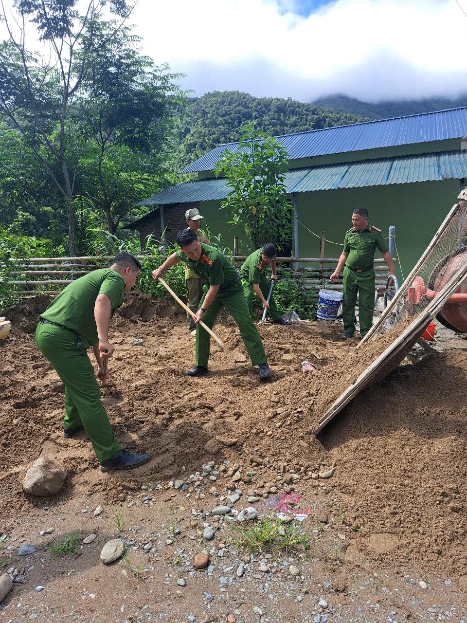 Công an xã tham gia vận chuyển vật liệu