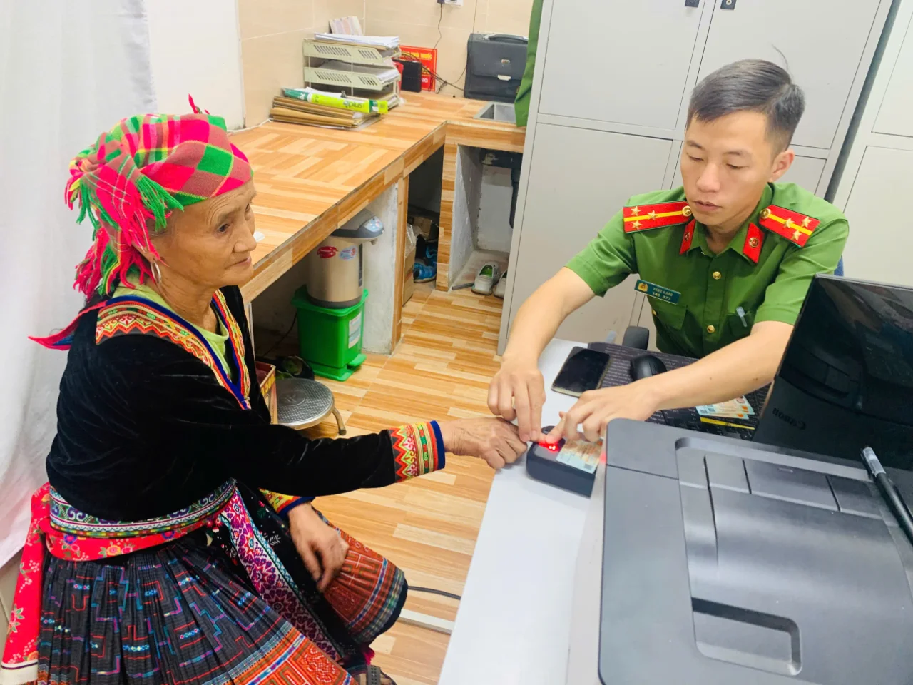 Công an xã Khun Há tận tụy, chu đáo trong công tác thu nhận định danh điện tử mức 2 cho người cao tuổi tại trụ s