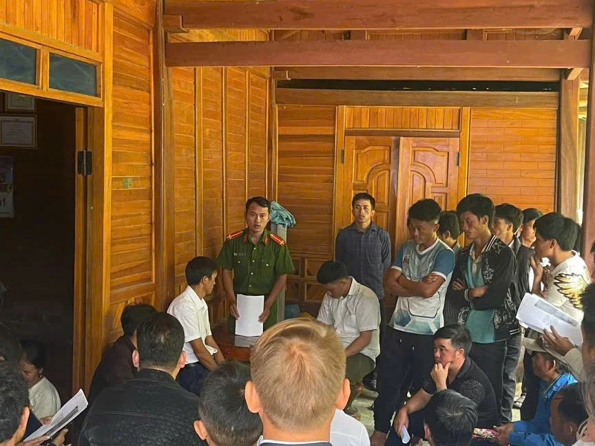 Công an xã tuyên truyền CCHT, VK, VLN tại bản Can Tỷ 2, xã Hồng Thu