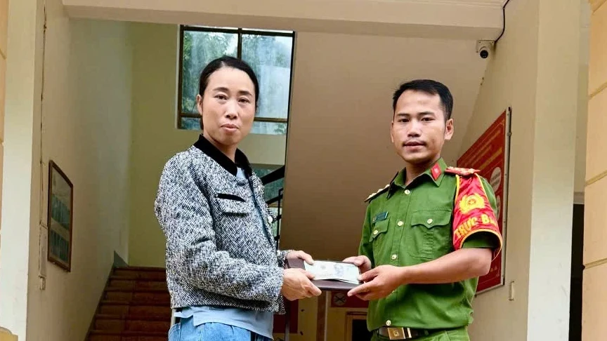 Công an phường Tân Phong xác minh, trao trả tài sản đánh rơi cho người dân.